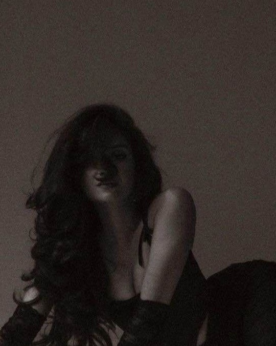 Premium studio portrait — moody atmosphere